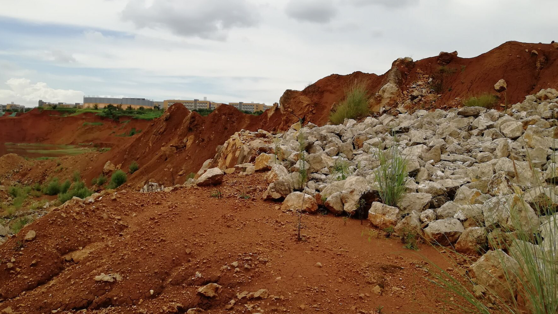 视频丨光明地产合作方骐辉投资烂尾项目调查杂草丛生乱石堆砌项目停工
